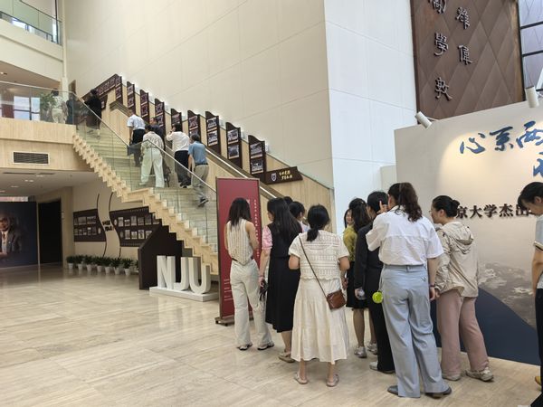 校内外参观政绩观展览的人员