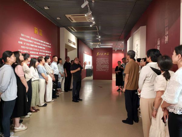 南京大学中共党史资料馆馆长曹大臣为参观团体讲解