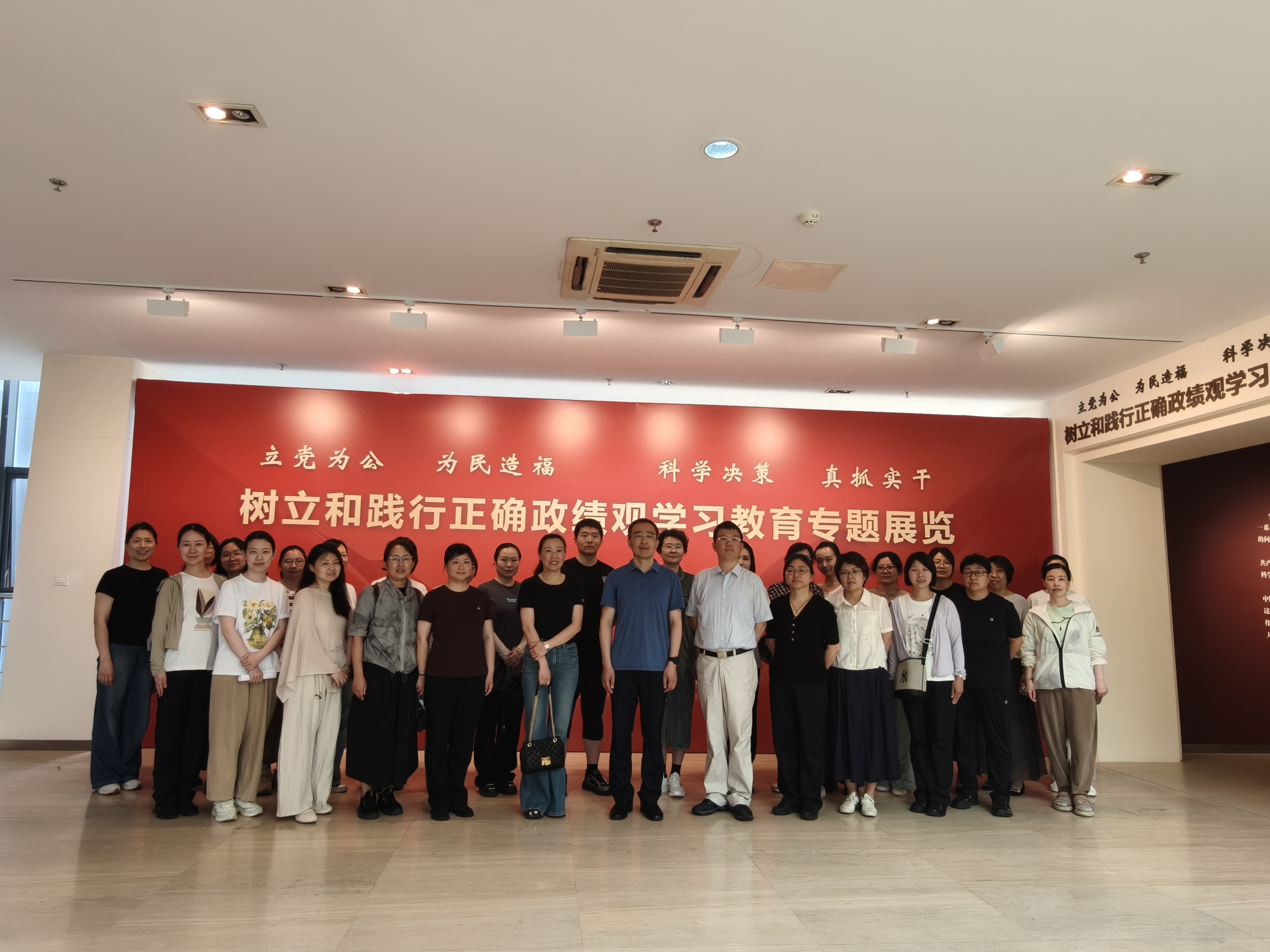 2026年6月4日江苏省句东女子监狱党员干部参观党史馆
