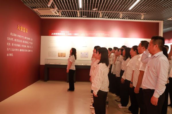2026年5月21日南京机电职业技术学院参观党史馆并重温入党誓词